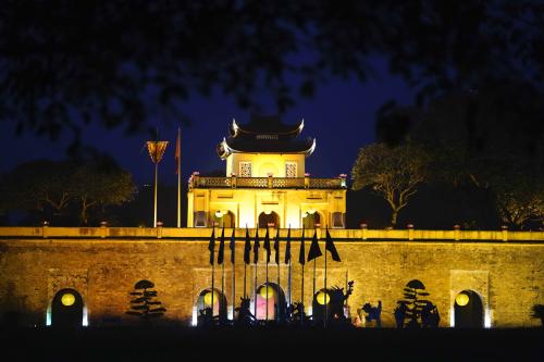 Night tour of Thang Long Citadel revives ancient royal customs
