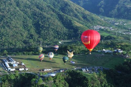 Tuyên Quang marks tourism year with first hot air balloon fest