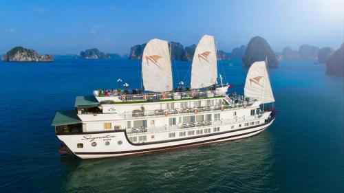 Tips for dreamlike experience in Halong bay- Overnight on cruise