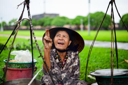 Travel blogger recommends foreign visitors to Vietnam to call waiting staff as “em oi”