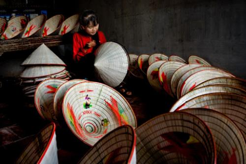 Preserving Sai Nga conical hat-making craft
